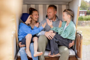 SyltKlinik Kinder mit ihrer Familie im Strandkorb