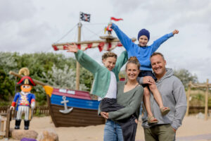 SyltKlinik Kinder mit ihrer Familie auf dem Spielplatz