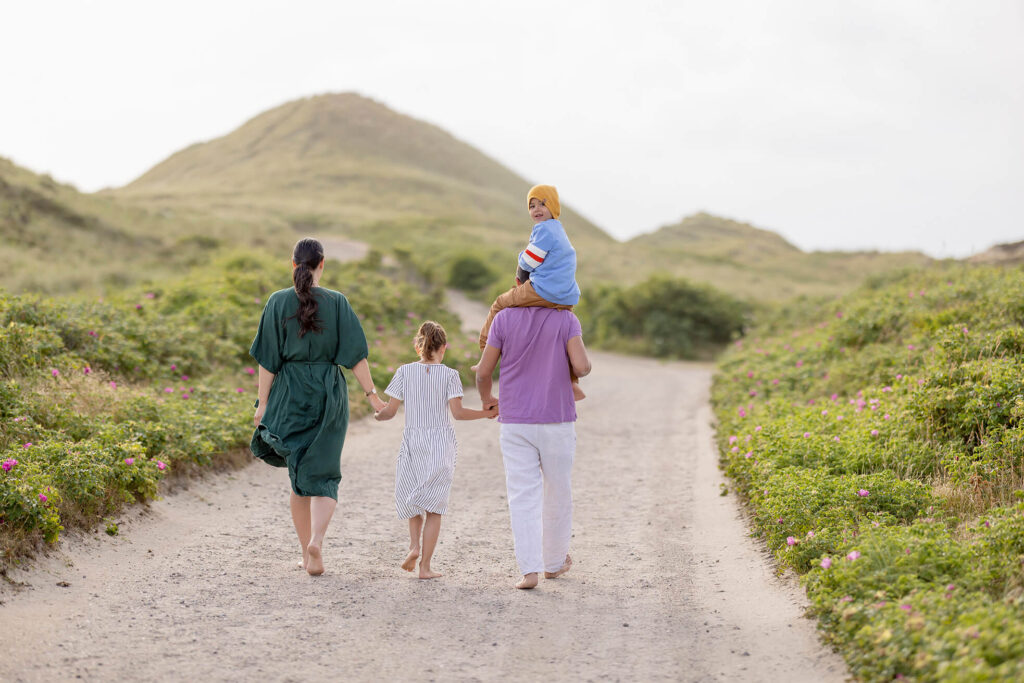 Familie macht einen Dünenspaziergang auf Sylt