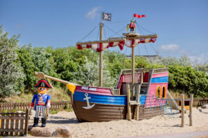 Spielplatz mit Piratenschiff